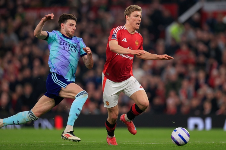 枪魔大战！枪手官推发问：枪迷，你最喜欢在老特拉福德哪个进球？