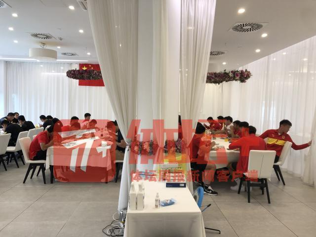 1662040122028091953.jpg 13-球队统一进行一日三餐.jpg